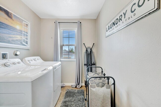 Building Photo - 5700 NW Pine Trail Cir