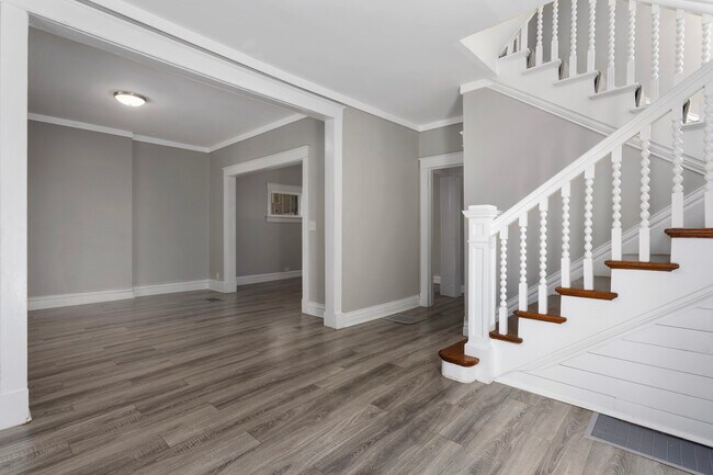 Building Photo - 915 E 29th St