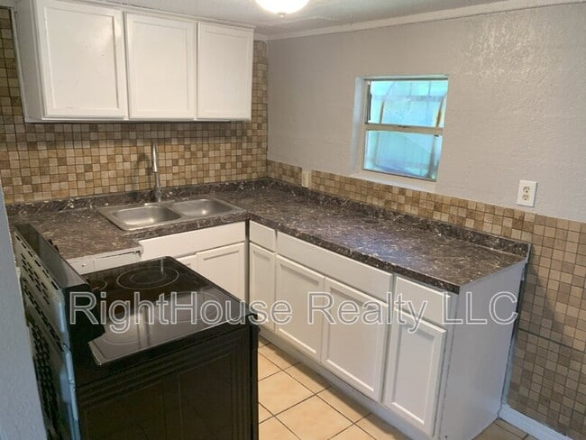 Building Photo - 135 2nd Eloise St N