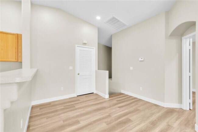 Building Photo - UPDATED 2 BED 2 BATH CONDO IN SOUTH ARLING...