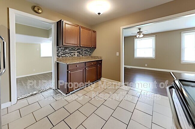 Building Photo - 537 Whispering Hills Dr