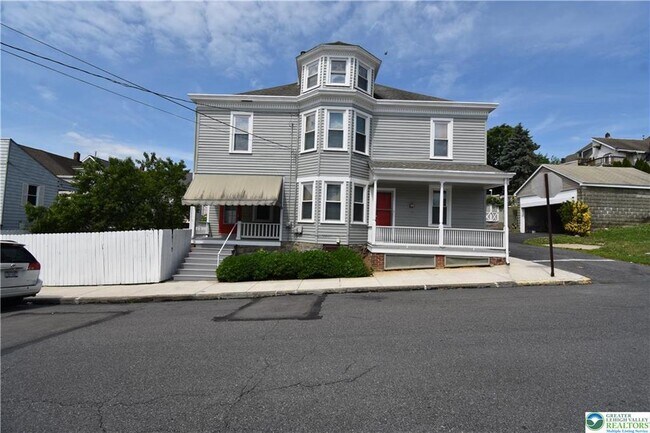 Building Photo - 204 N 9th St
