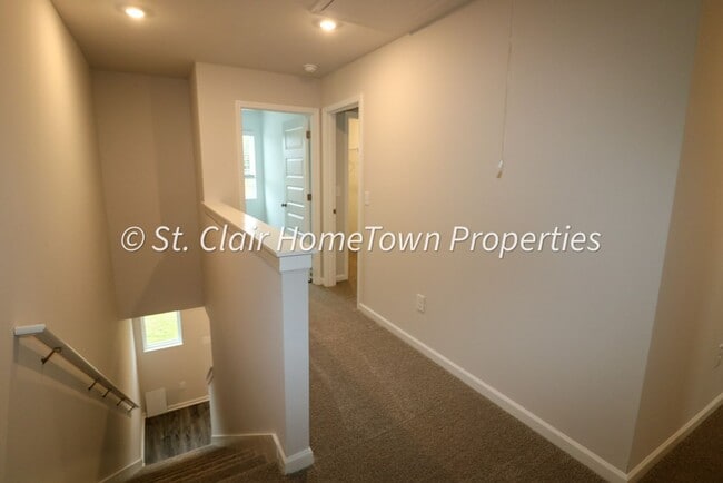Building Photo - Lincoln Townhome