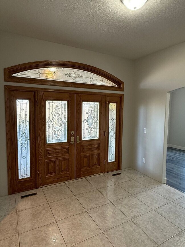 Building Photo - Spacious Redmond Estate on 14 Acres – 4,300+ Sq Ft, Pastures, 4-Car Garage