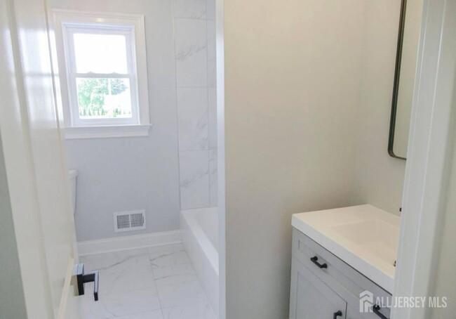 Building Photo - 156 Cliffwood Ave W