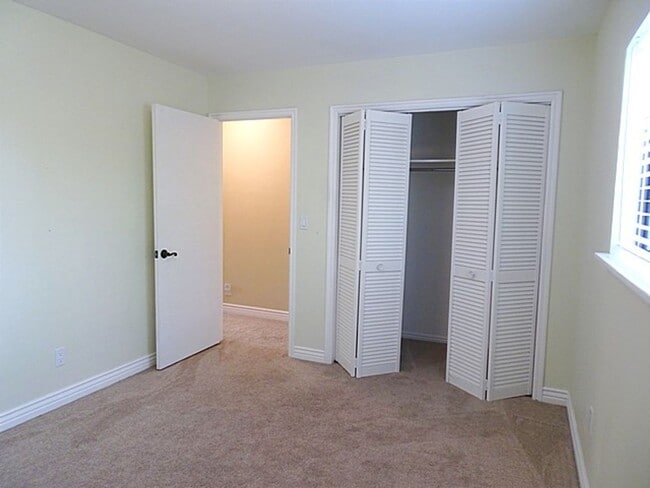 Building Photo - Great location on Cul-de-Sac