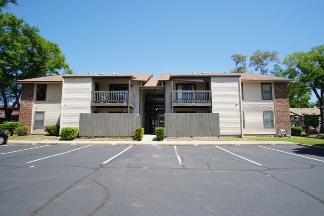 Building Photo - Spyglass Point 2/2 Condo Across from the B...