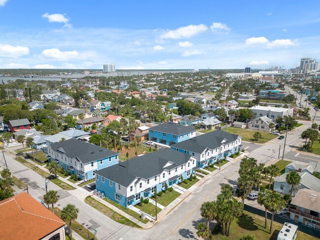 Building Photo - Stunning 3 bedroom 2.5 bath Daytona Beach ...