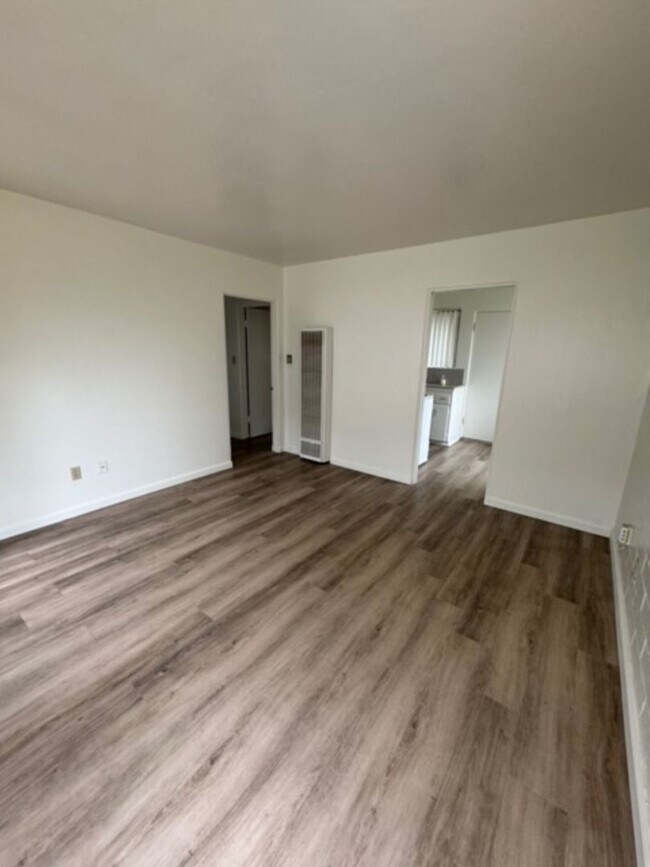 Building Photo - Oliver Ave | Relaxed Coastal Apartments in Pacific Beach – Easy Living Just Blocks from the Ocean!