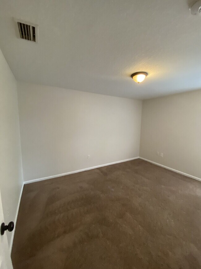 Building Photo - "Spacious 4-Bedroom Home with 2 Full Baths...