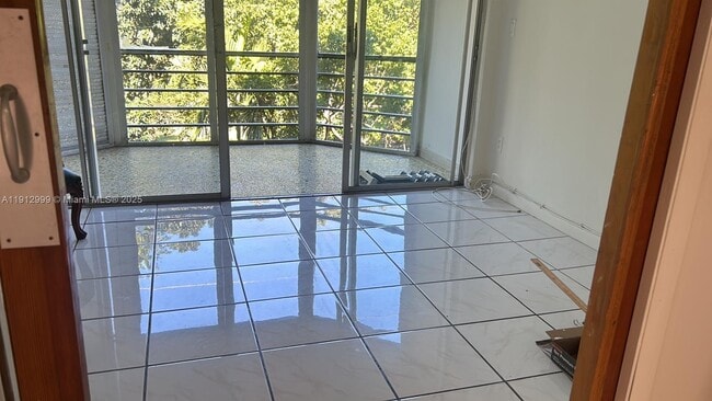 Building Photo - 1501 NE 191st St