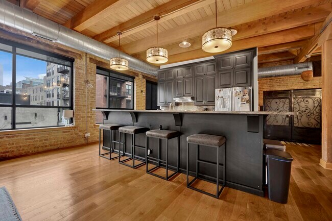 Building Photo - 935 W Randolph St