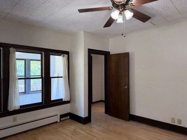 Building Photo - 5- Bedroom House for Rent in Chaseburg