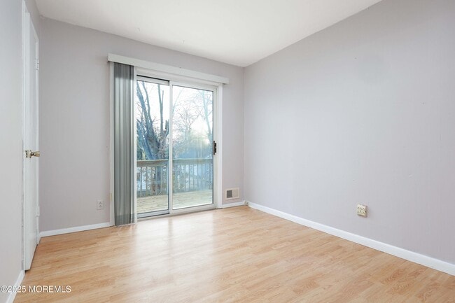 Building Photo - 22 Commodore Ave