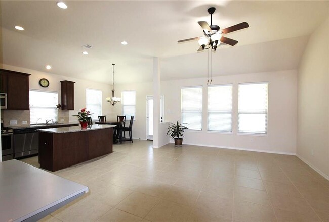 Building Photo - 2515 Golfcrest Dr