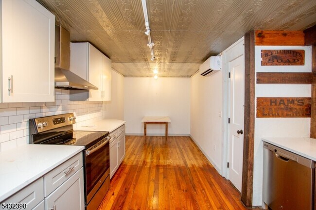 Building Photo - 54 Coryell St