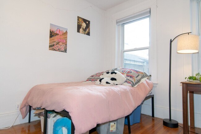 Building Photo - Gorgeous three bed room great sun light  Large bedrooms.