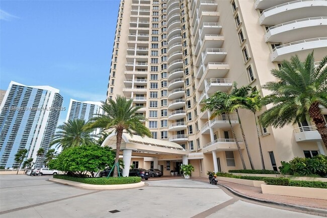 Building Photo - 888 Brickell Key Dr