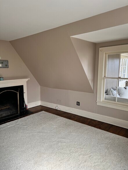 Living room - 136 E 9th St