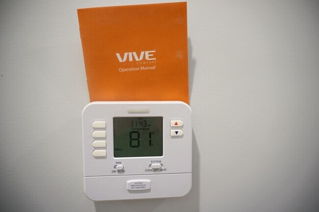 Building Photo - Central Location, In Unit Laundry, Central Heat/AC, Large Unit, Eat-in Kitchen, Parking for Rent