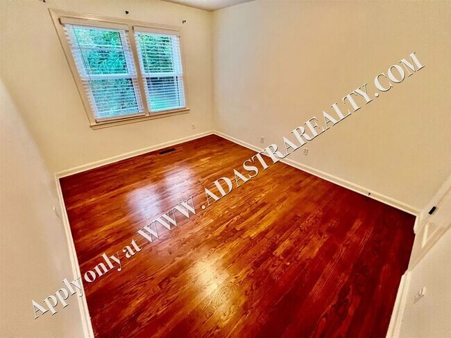 Building Photo - Beautiful 4 Bed 3.5 Bath Home in Fairway-Available NOW!!