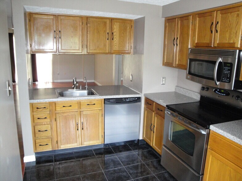 Building Photo - 2207 Hawthorne Drive