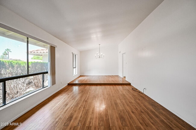 Building Photo - 1218 E Vinedo Ln
