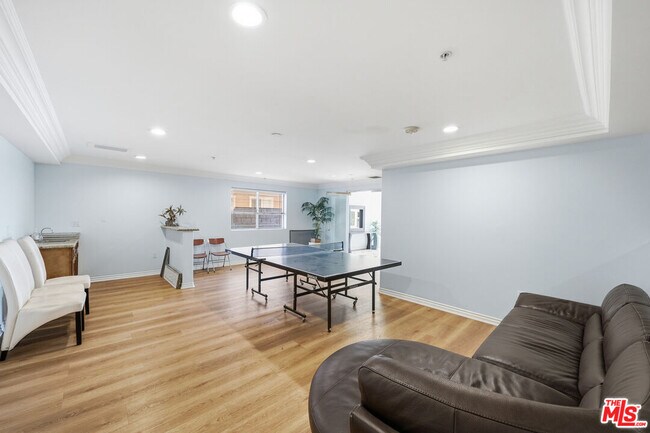 Building Photo - 4733 Elmwood Ave
