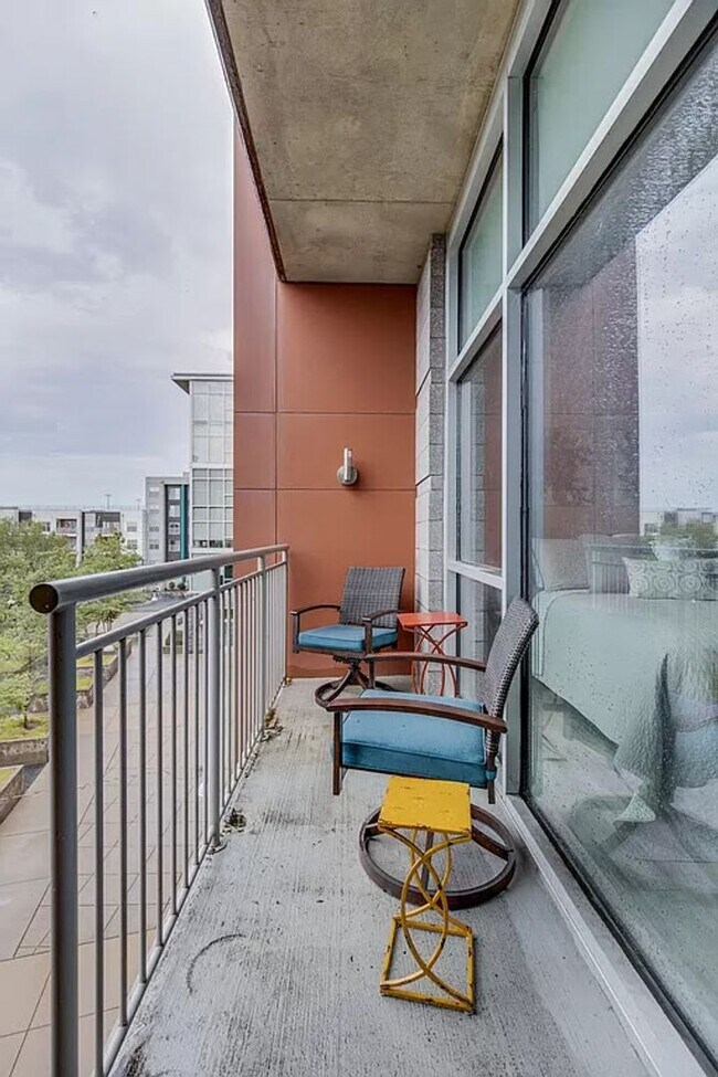 Building Photo - 1 Bed/1 Bath Condo at 5th and Main, Assigned Parking, Washer/Dryer/Covered Balcony
