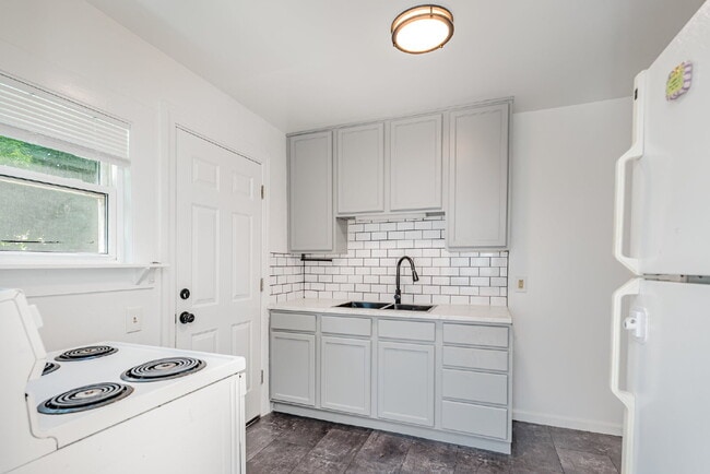Building Photo - 2 Bedroom Duplex  $1050/Month