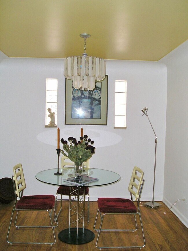Building Photo - Beautiful 3 bed 2 bath home in Denver Available Mid September