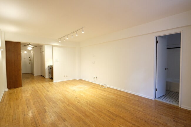 Building Photo - 1420 York Ave
