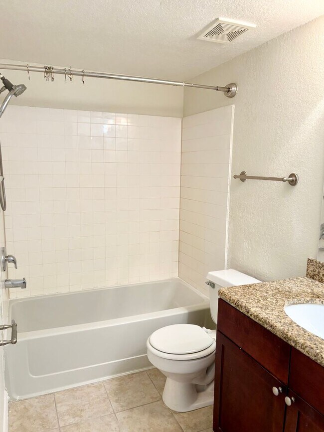 Building Photo - Modern comfort in Prime Orlando location –...