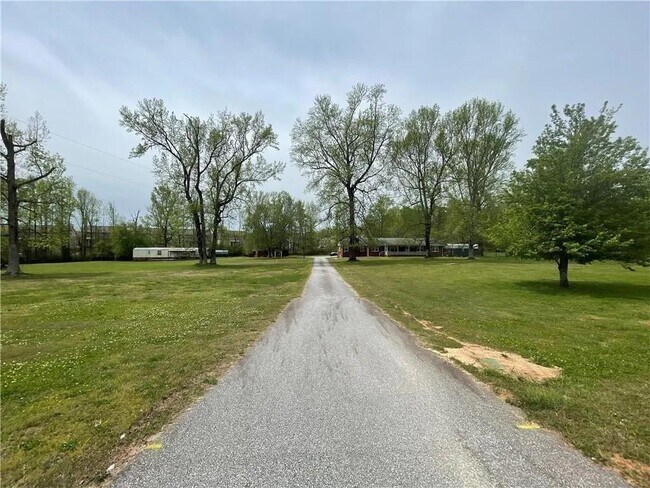 Building Photo - 3633 Loganville Hwy SW