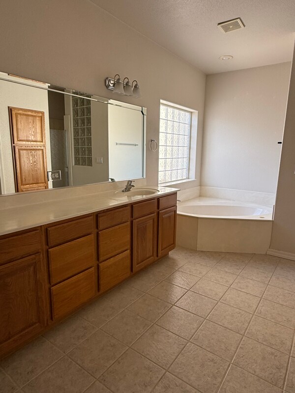 Building Photo - 2117 Buena Vista Dr