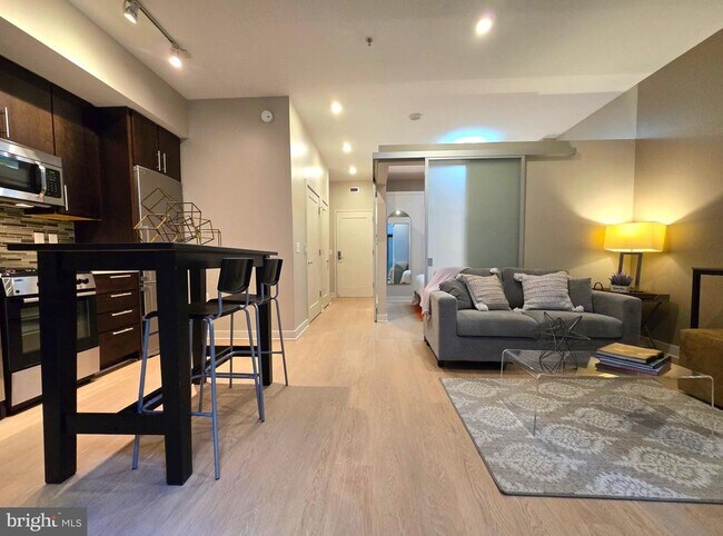 Building Photo - 1320 Fenwick Ln