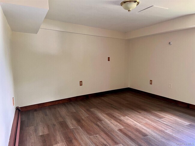 Building Photo - 2 Oak St