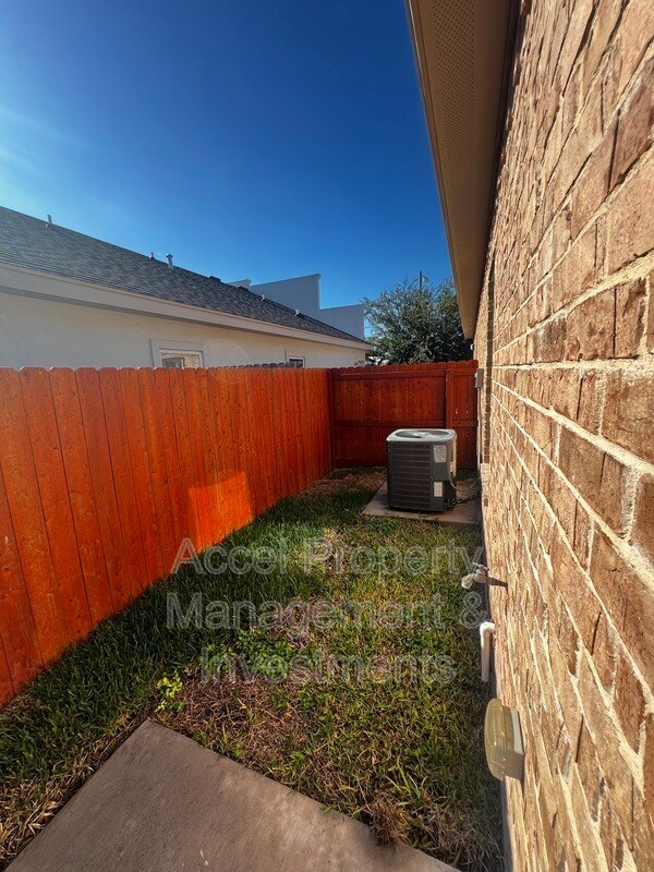 Building Photo - 1327 W Garfield Ave