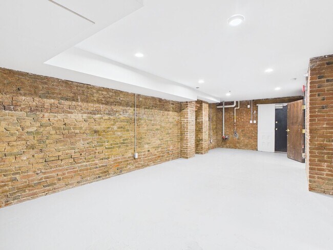 Building Photo - 7 E Franklin St