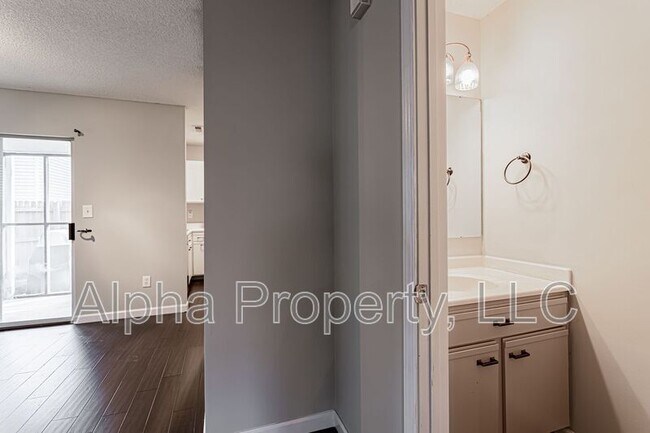 Building Photo - 105 Brushy Hollow Ln