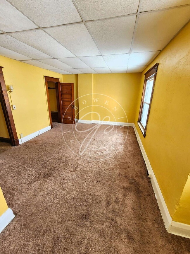 Building Photo - 2 bed 2 story townhouse! Individual basement! Front and back entrances with porch!