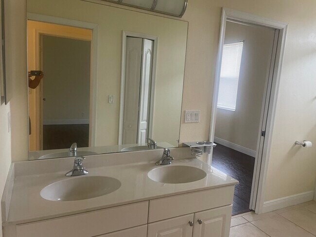 Building Photo - 2643 SW Harem Cir