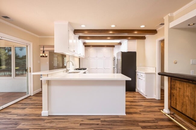 Building Photo - 1394 Manzanita Dr