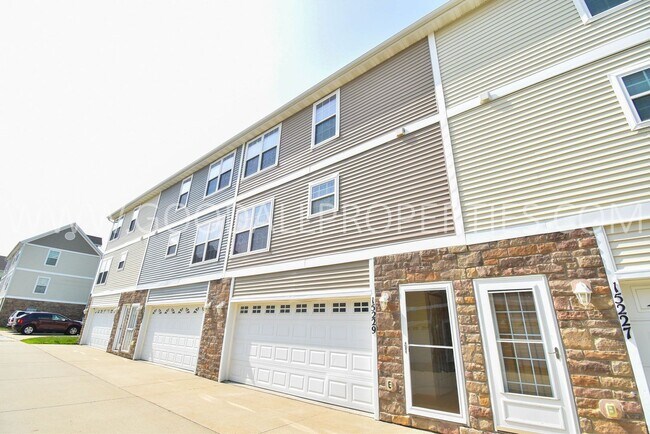 Primary Photo - 2 bedroom 2 bath Urbandale Townhouse