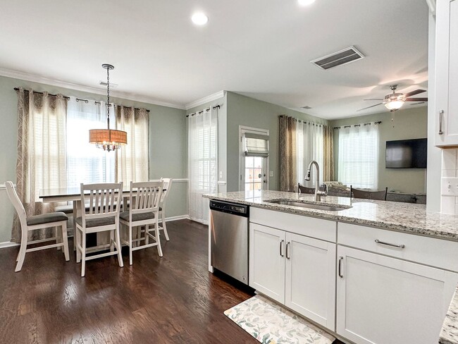Building Photo - Fully Furnished 3 Bedroom, 2.5 Bathroom Ho...