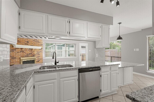 Building Photo - 8402 Pine Shores Dr