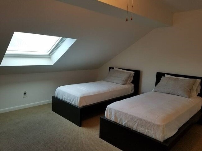 Building Photo - 7447 Cambridge St