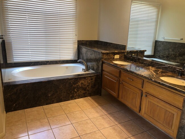 Building Photo - Unbelievable Eastlake Home
