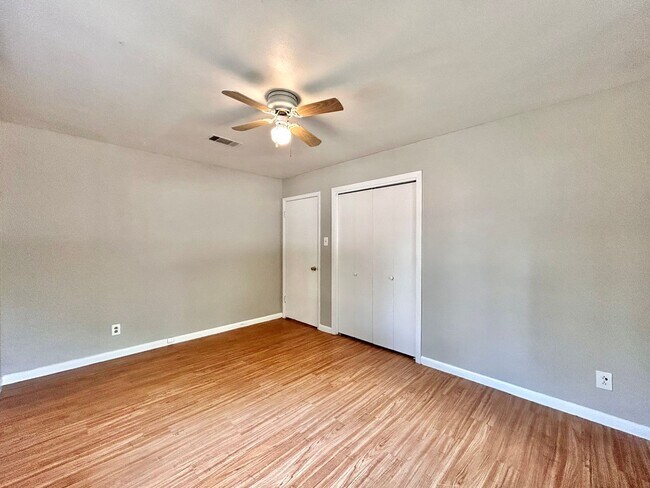 Building Photo - 3 Bed, 2 Bath Home – Fully Equipped & Move-In Ready!