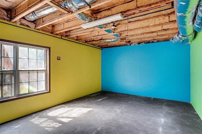 Building Photo - 11585 Crossington Rd